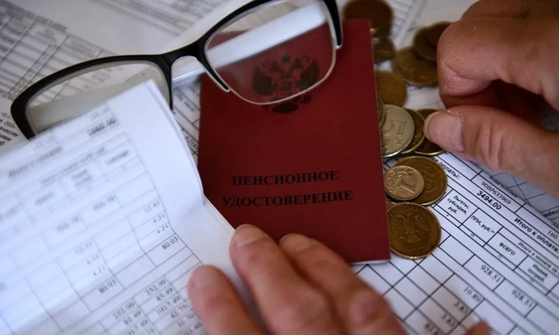 Россияне с инвалидностью, пенсионеры и другие льготники освобождены от комиссии при оплате ЖКУ: куда обратиться, если ваши права нарушаются?