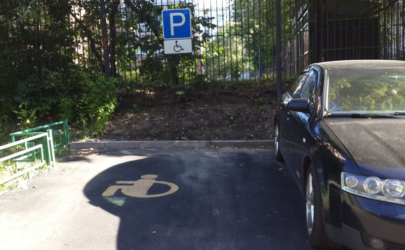 В петербургских дворах появятся парковочные места для инвалидов