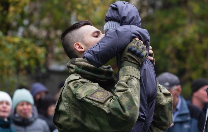 Новая поддержка для семей военных с детьми-инвалидами: жильё вне очереди