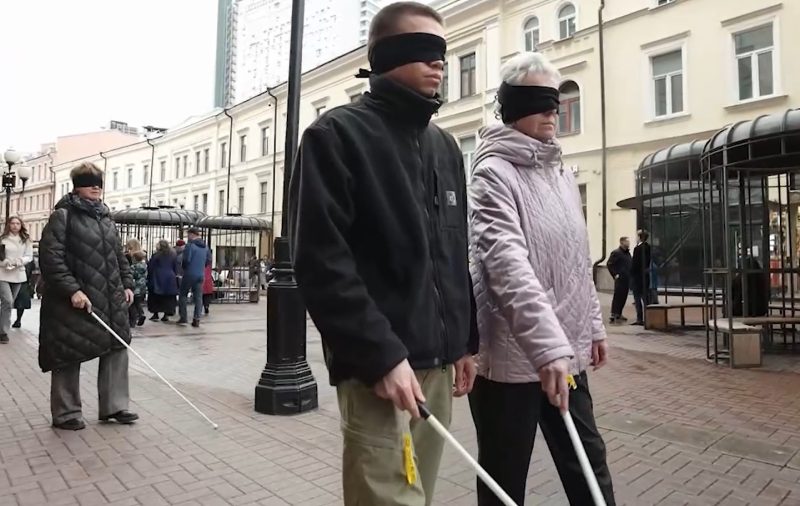 Мир наощупь: как семьи незрячих ветеранов учатся жить в новой реальности