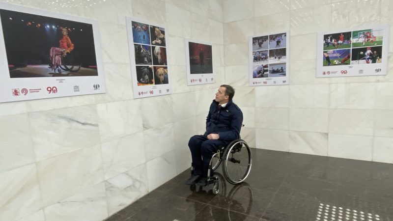 «Без барьеров»: как фотовыставка в московском метро учит видеть возможности, а не ограничения