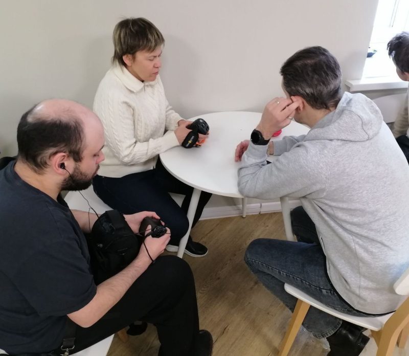 Искусственный интеллект в руках – умная трость «Робин»: в Москве незрячим ветеранам СВО помогают освоить высокотехнологичную «трость»