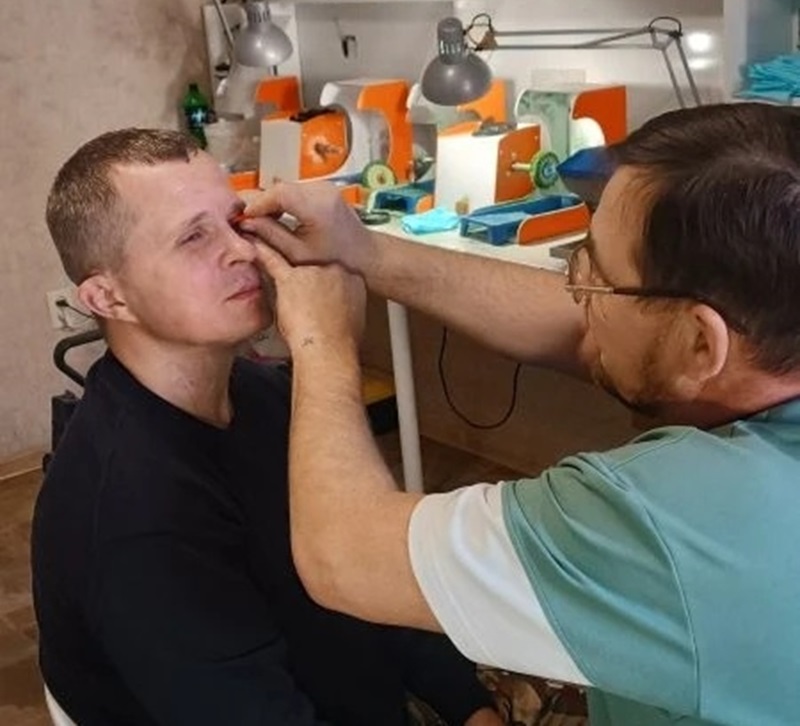 «Темнота – не приговор, а новые условия»: история ветерана СВО, которому оказали помощь с глазопротезированием благодаря проекту «Народный защитник»